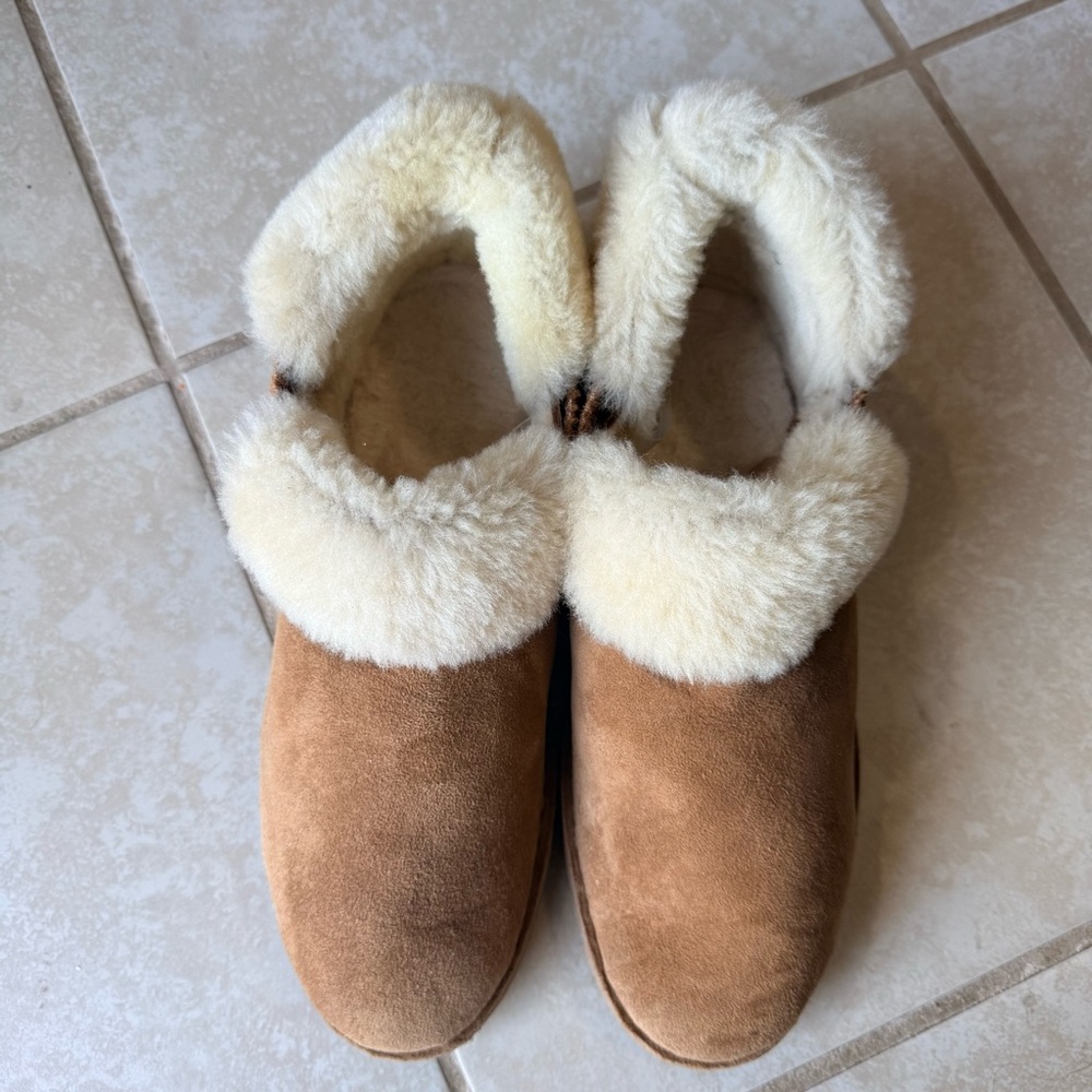 UGG McKay Classic Ankle Chelsea Bootie size 10.5 Suede Shearling Soft Cozy Comfy - Picture 2 of 12